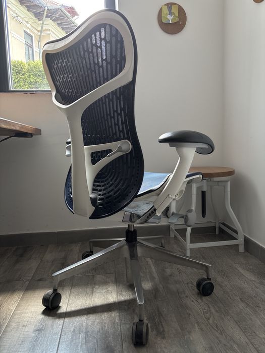 Scaun Ergonomic Herman Miller -  Mirra 2 - albastru ultramarin. Stare excelenta.