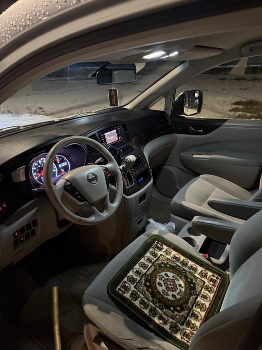Машина Nissan quest