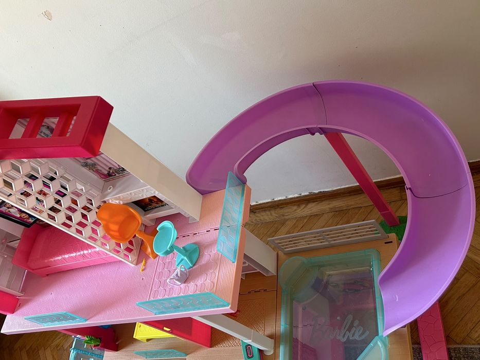 Casa Barbie Dreamhouse cu accesorii incluse