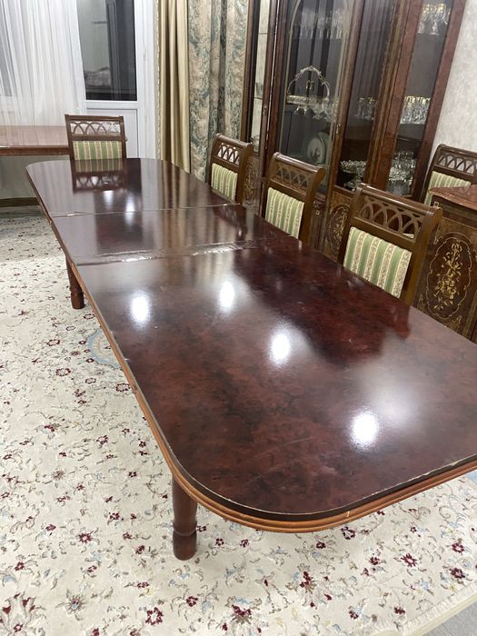 Ұзын, қонақ шақыратын стол