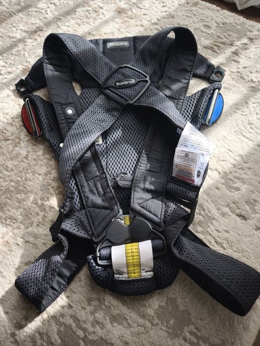 Marsupiu anatomic BabyBjorn Mini Anthracite – 0-12 luni