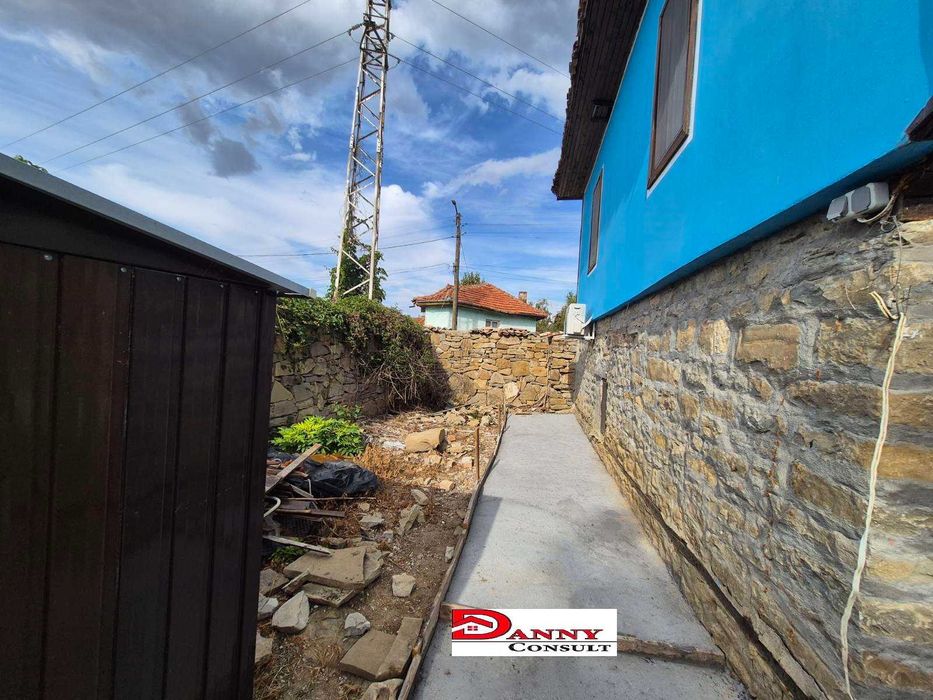 Двуетажна къща с двор и соларна система в с. Кесарево