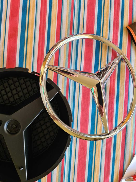 Лип вежди за мерцедес предна броня с 4 бр.лайсни,3D грил емблема