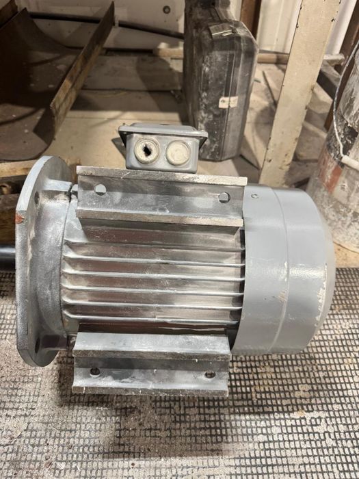 Продам трехфазный двигатель