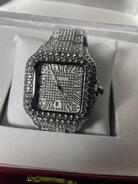 cartier iced out часовник