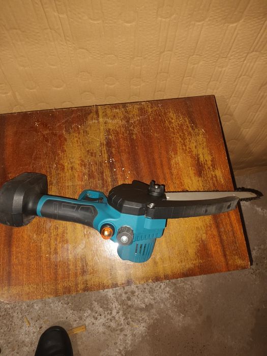 Безжичен триони с две батерии и зарядно