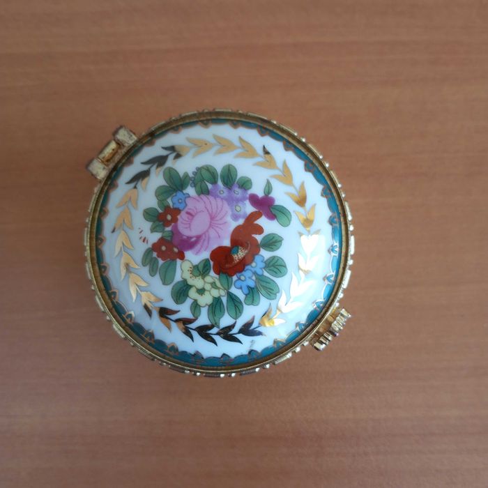 Керамична кутийка за бижута с обков