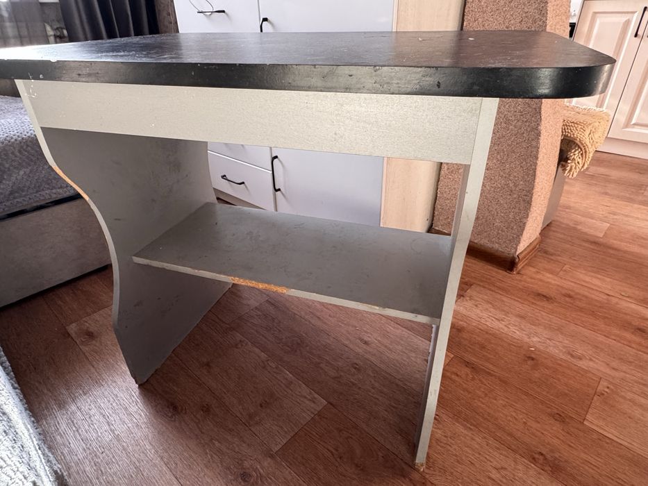 Отдам кухонный стол и 3 табурета даром