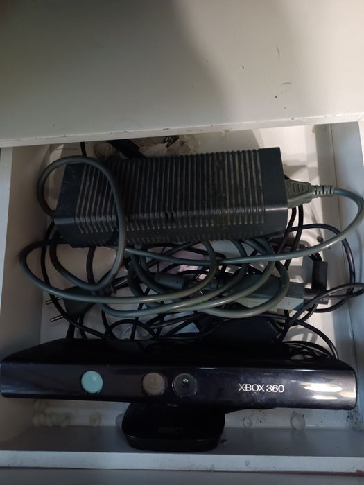 Продам на XBOX 360 зарядное устройство и KINEKT