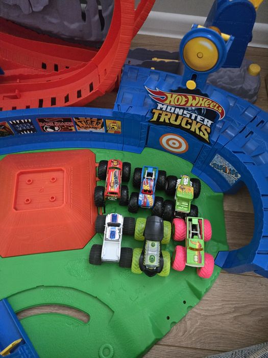 Hot Wheels Monster Truck T-rex Volcano Arena