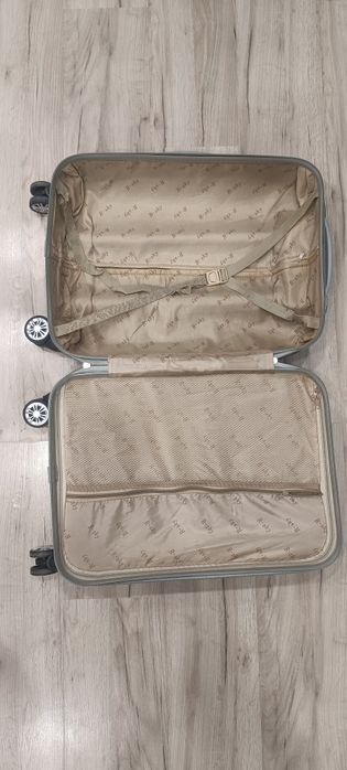 Продам чемоданы большой и маленький