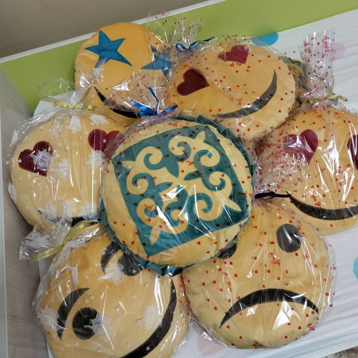 Смайлик және құрақ, оюлы көпшіктер