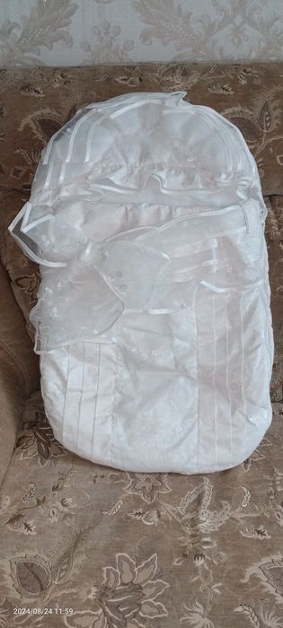 Продам красивый конверт на выписку.Подойдёт хоть девочке,хоть мальчику