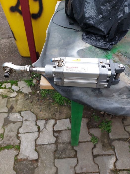 Vând cilindru hidraulic