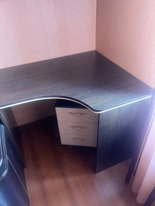 Стол угловой с полками .