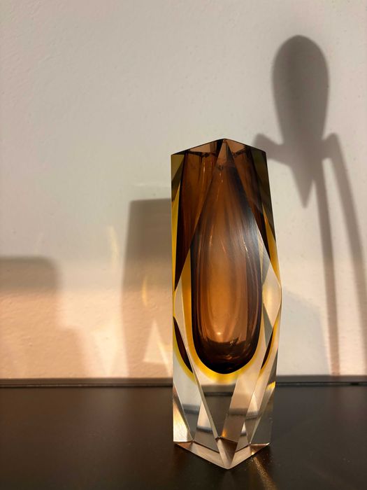 Vaza Murano Sommerso fatetata, atribuita Alessandro Mandruzzato, anii 1960-1970, ambra
