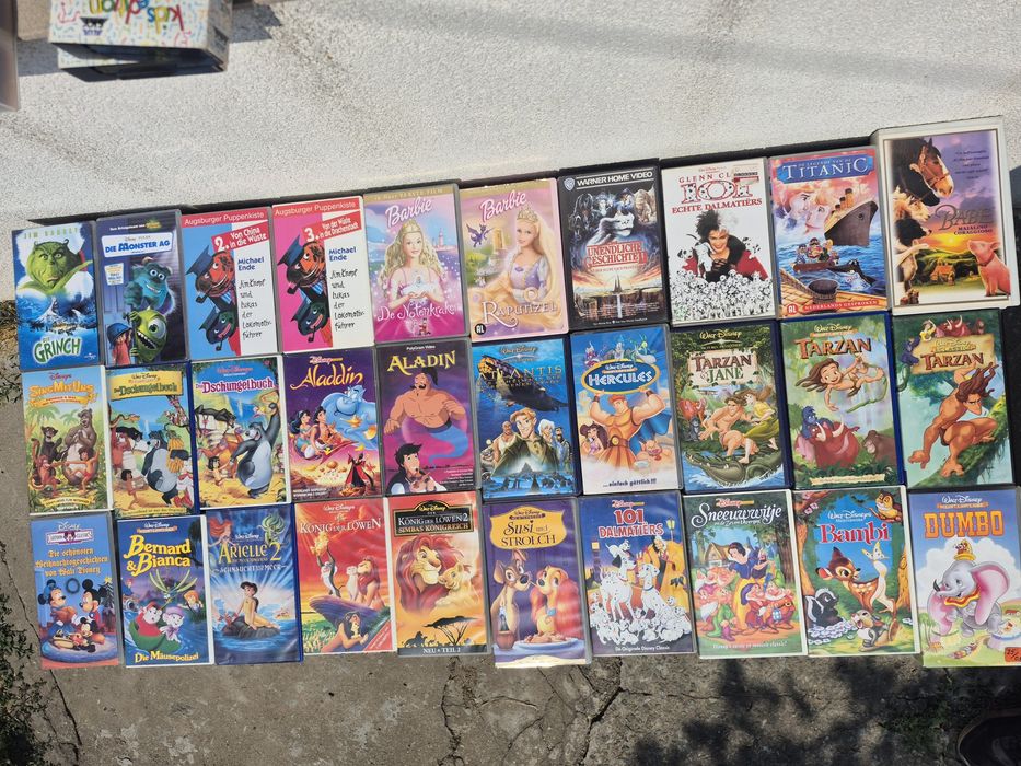 Vând 50 casete video VHS originale cu filme animație