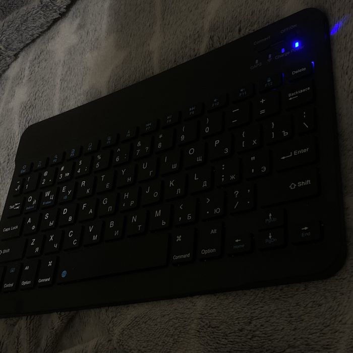 Клавиатура с мышкой по bluetooth.