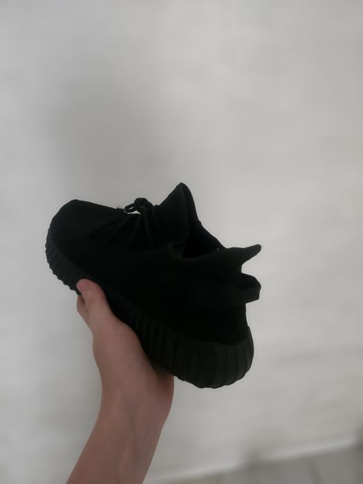 Vand yeezy 350 negri