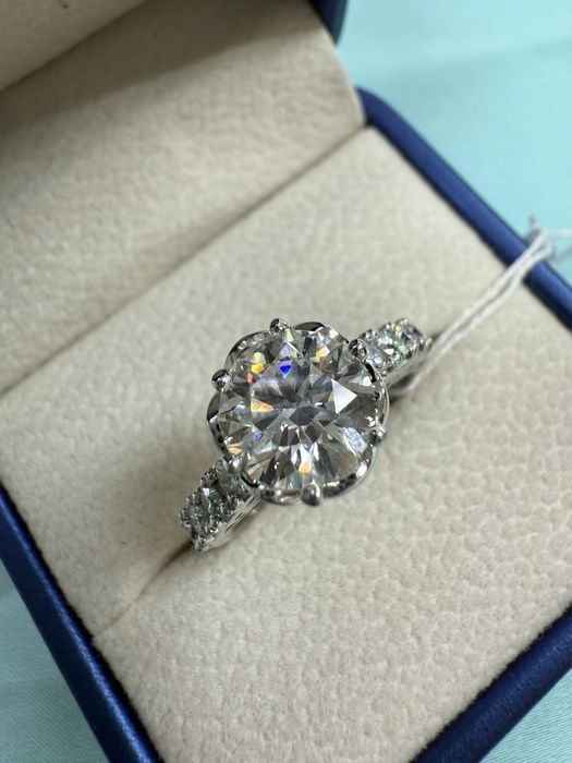 Золотое кольцо с крупным бриллиантом