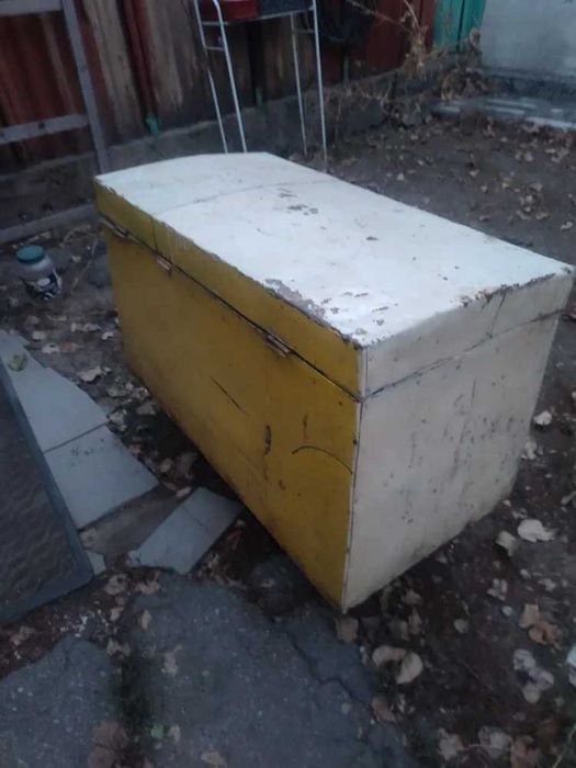 Сундук деревянный .