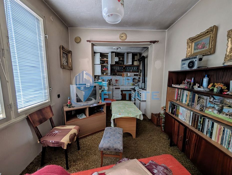 Двуетажна тухлена къща с панорамна гледка в град Плачковци