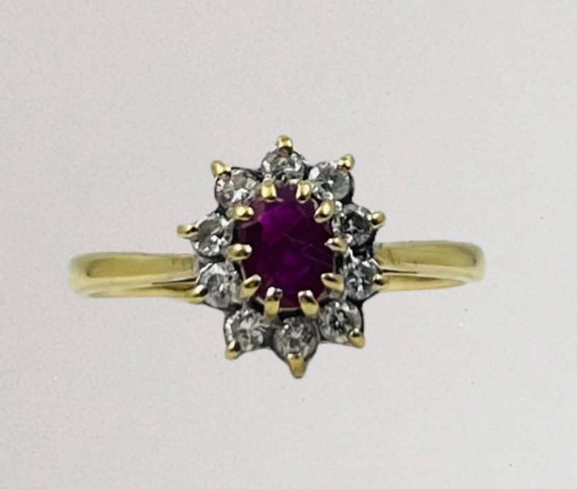 Златен пръстен с диаманти и рубин