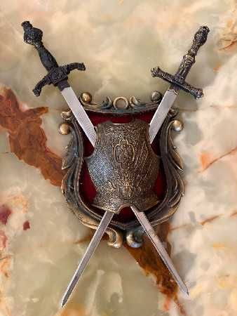 Panoplie cu tematică heraldică și militară.