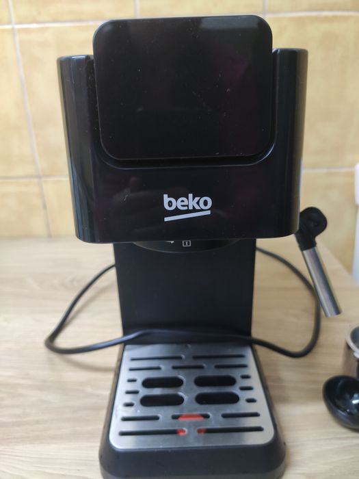Espressor manual Beko CaffeExperto. Cadou râșniță
