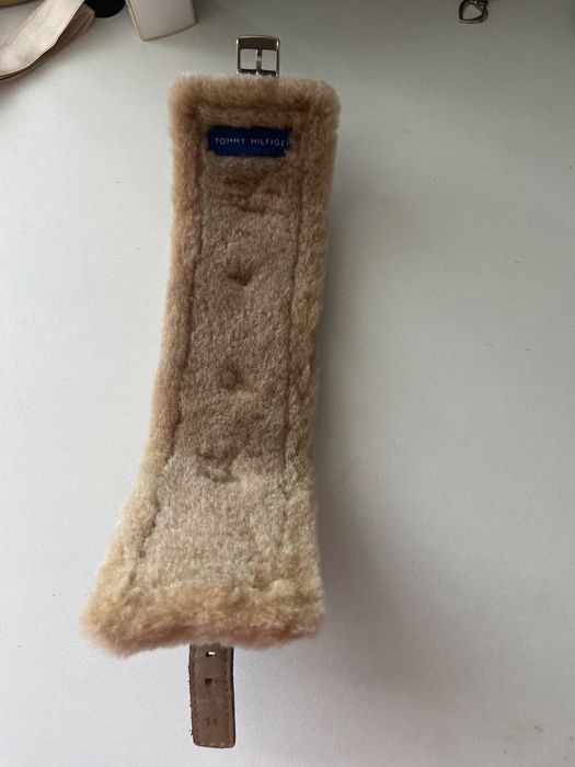 Кафяв часовник-гривна Tommy Hilfiger със седефен циферблат