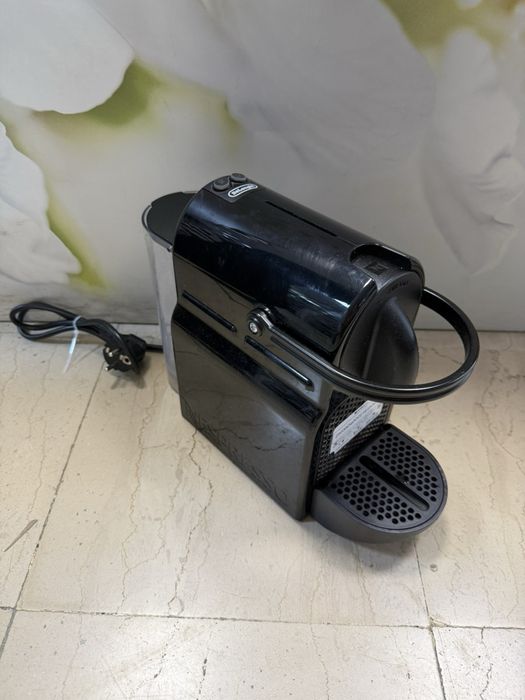 Кафемашина с капсули Nespresso Inissia Black