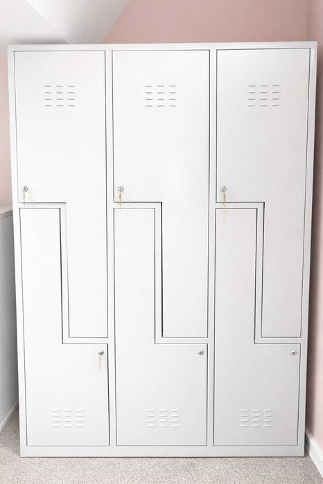 Vand Dulap vestiar metalic 6 compartimente, stare impecabila, cu chei