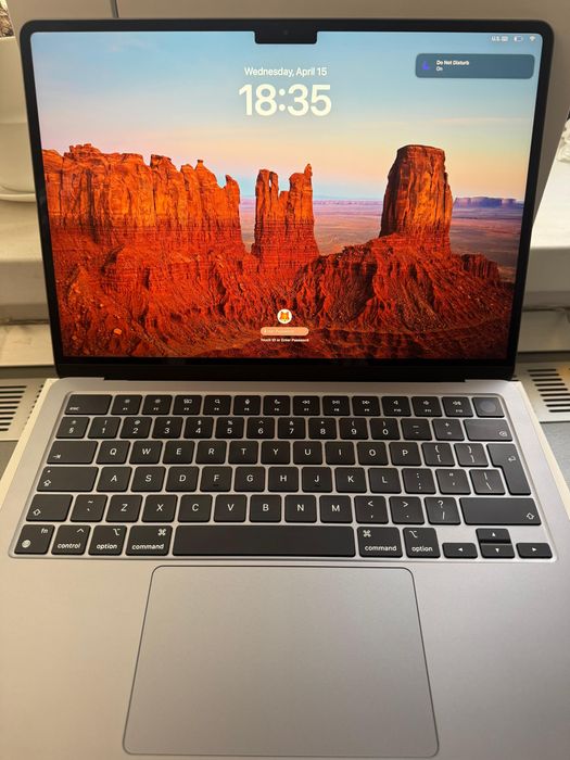 MacBook Air M3 13” – CA NOU, BATERIE 100%, GARANȚIE