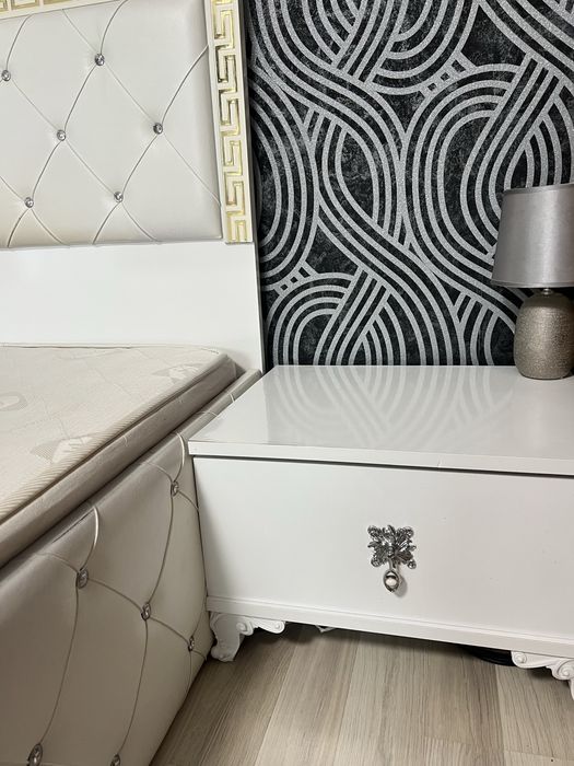 Pat cu saltea  si noptiere de vanzare