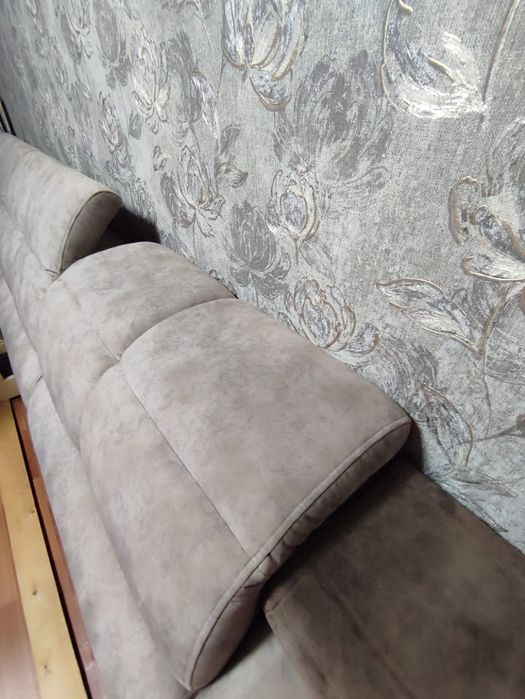 Продаю диван. В хорошем состоянии .