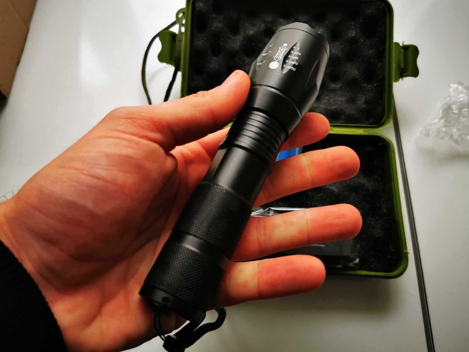 Lanterna LED puternica reincarcabila acumulator 18650