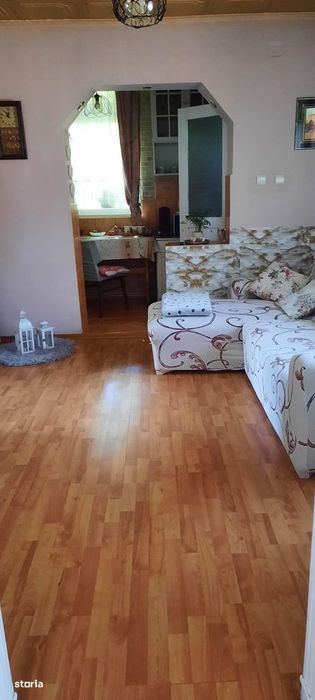Casă cu 5 camere, garaj și pivniță