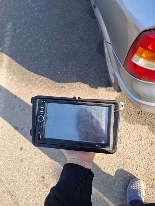 Player auto multimedia 2DIN 7018B
Vând player auto 2DIN, model 7018B,