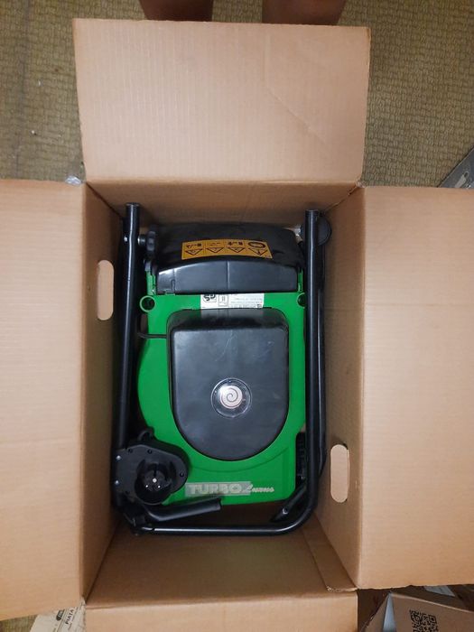 Mașină de tuns iarba aproape noua