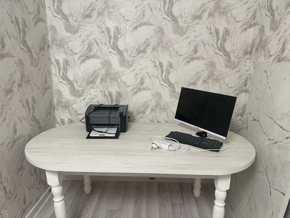 Продам светлый отличный стол