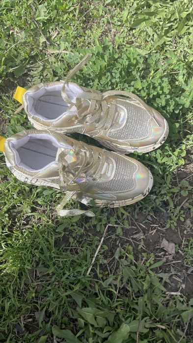 Продам кроссовки 1000тг