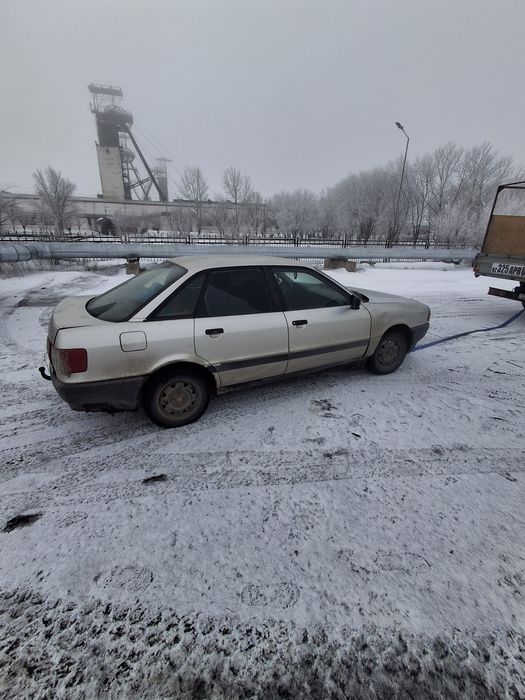Автомобиль ауди 80