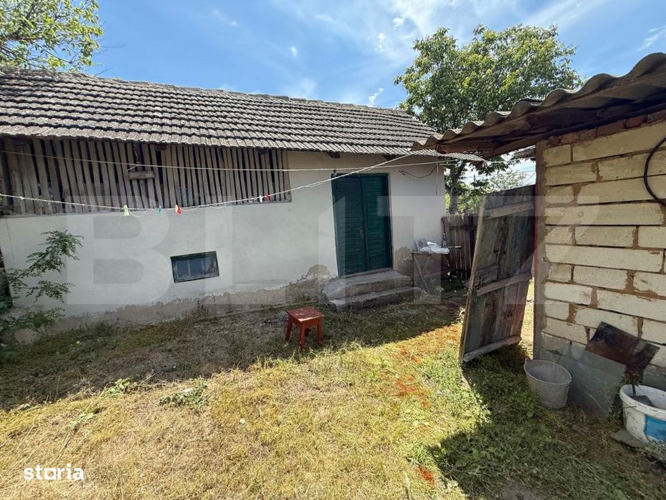 Casa partial renovata, 60 mp, 6000 mp teren, zona Georocu Mare