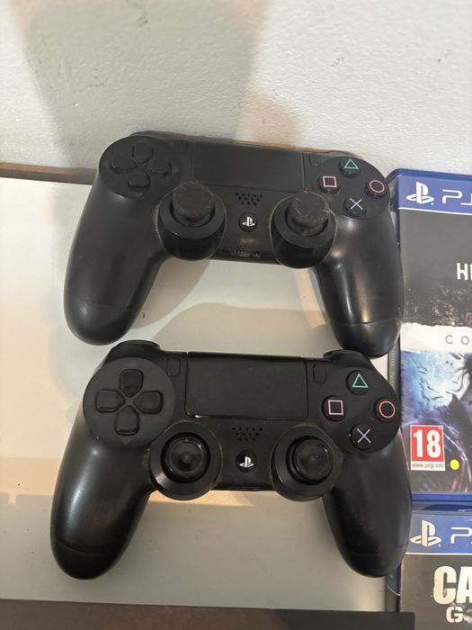 Vand Play station 4 doua console plus jocuri