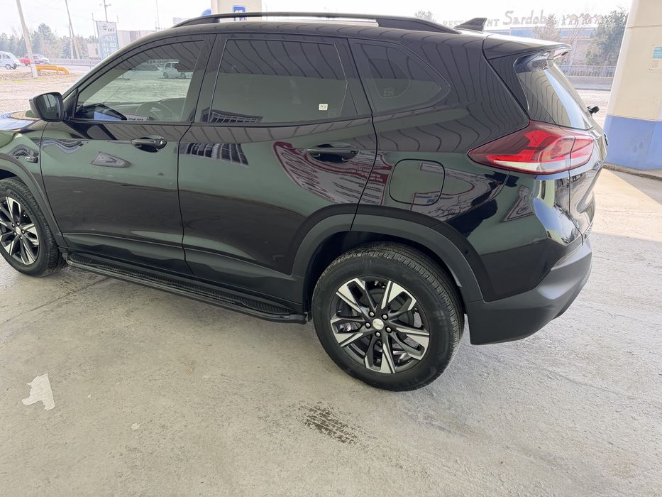 Автомобил Тракер