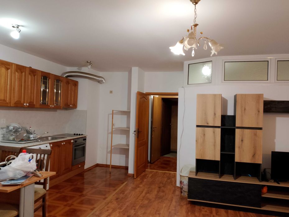 Дава под наем малък 2 стаен апартамент в гр.Бургас жк.Възраждане