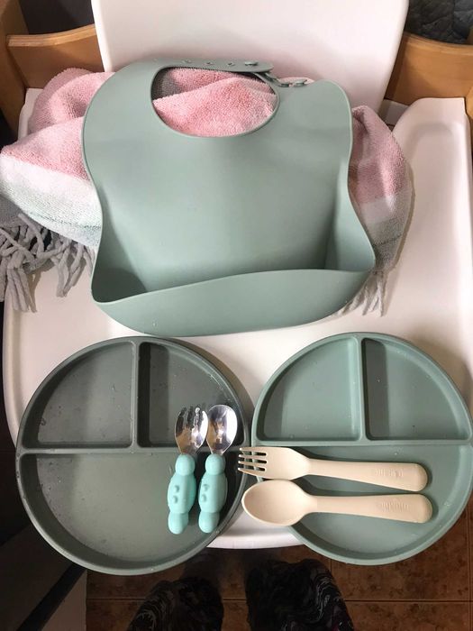 Силиконови чинийки на Mushie, прибори и лигавник за захранване