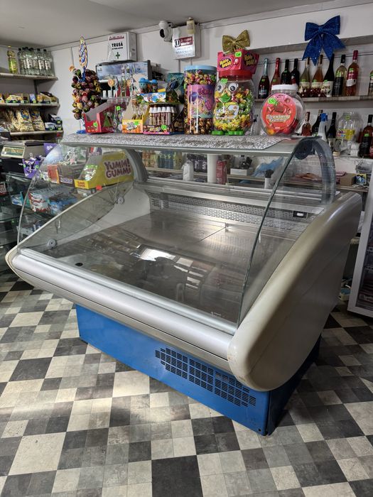 Vitrina mezeluri frigider mezeluri