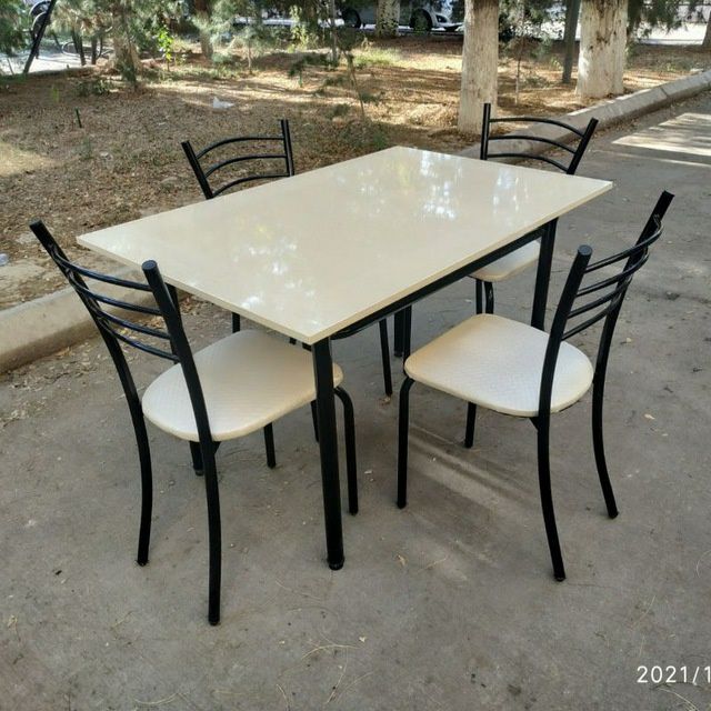 Кухонный стол с четырьмя стульями 870.000 сум.