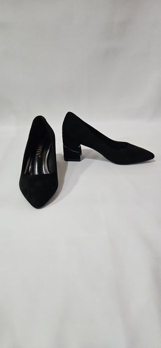 Женские туфли-лодочки.